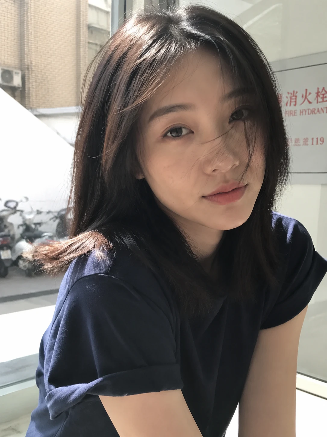 自然窗光下的生活感女性角色肖像