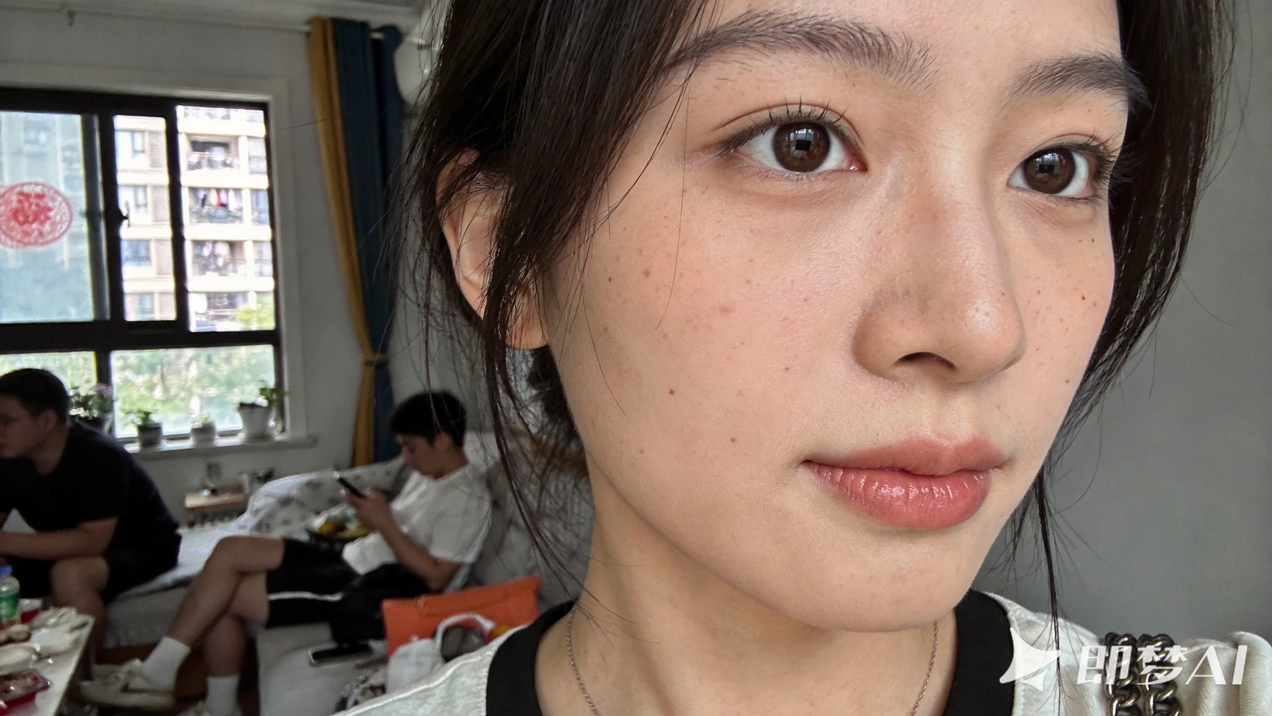 室内环境中的写实女性角色近景